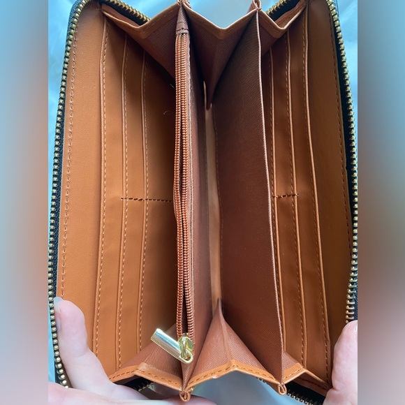⭐️NWT Vegan Leather Wallet - Picture 4 of 5